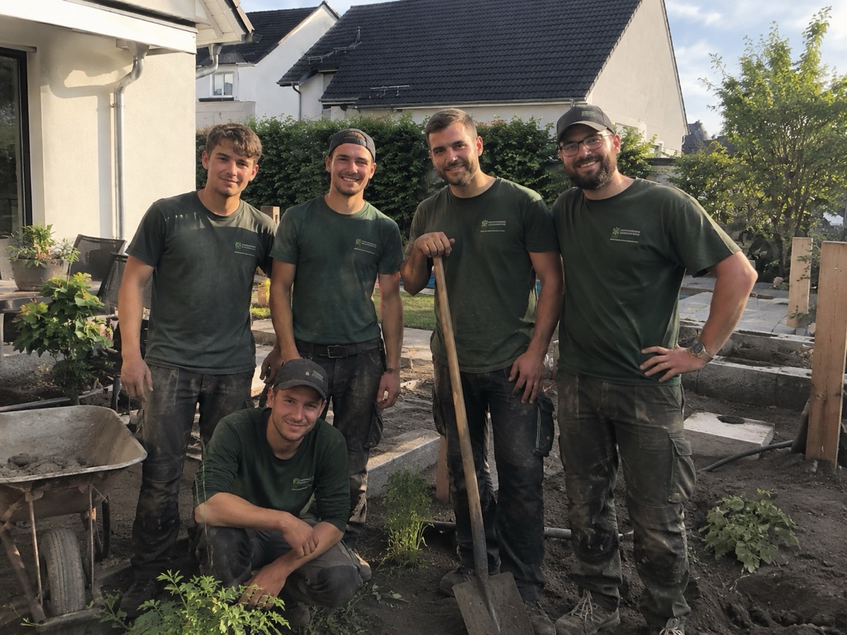 Team bei einer Gartenbau-Arbeitssituation im Freien