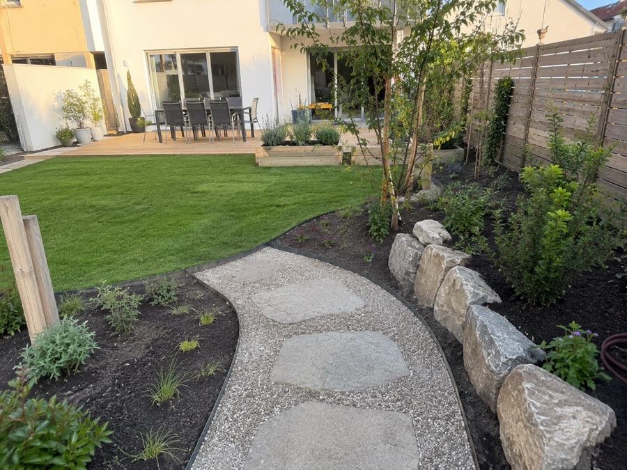 Harmonisch gestalteter Garten mit Wegen und Pflanzen