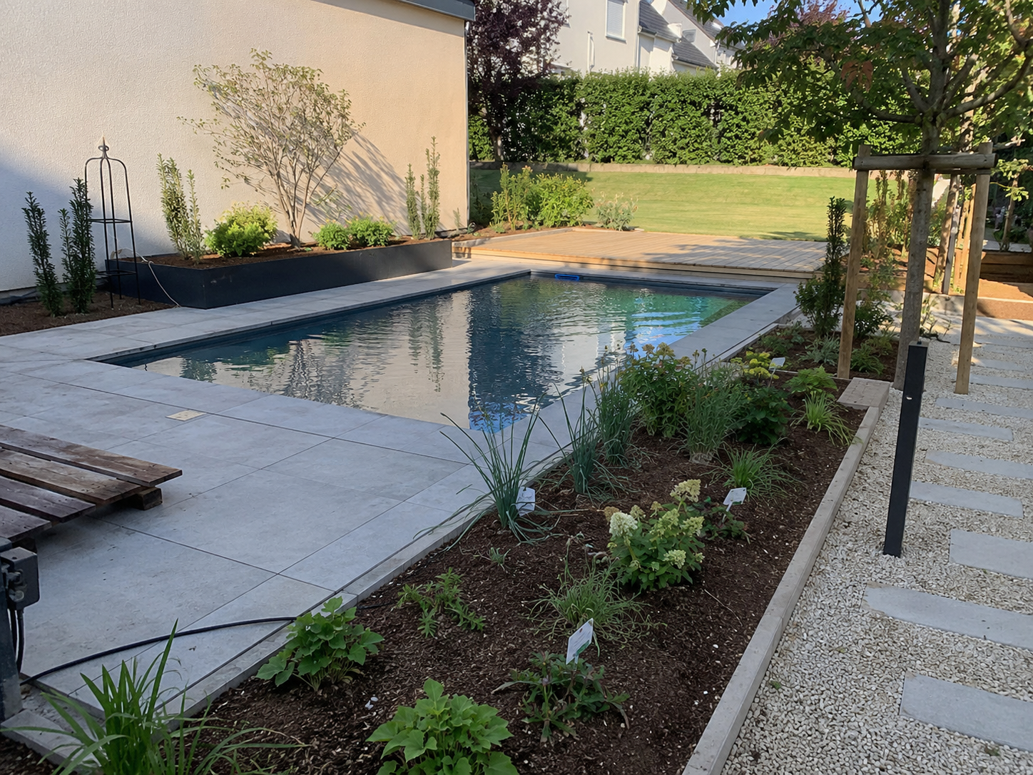 Wasserbereich mit Poolnähe und Pflanzenrahmung