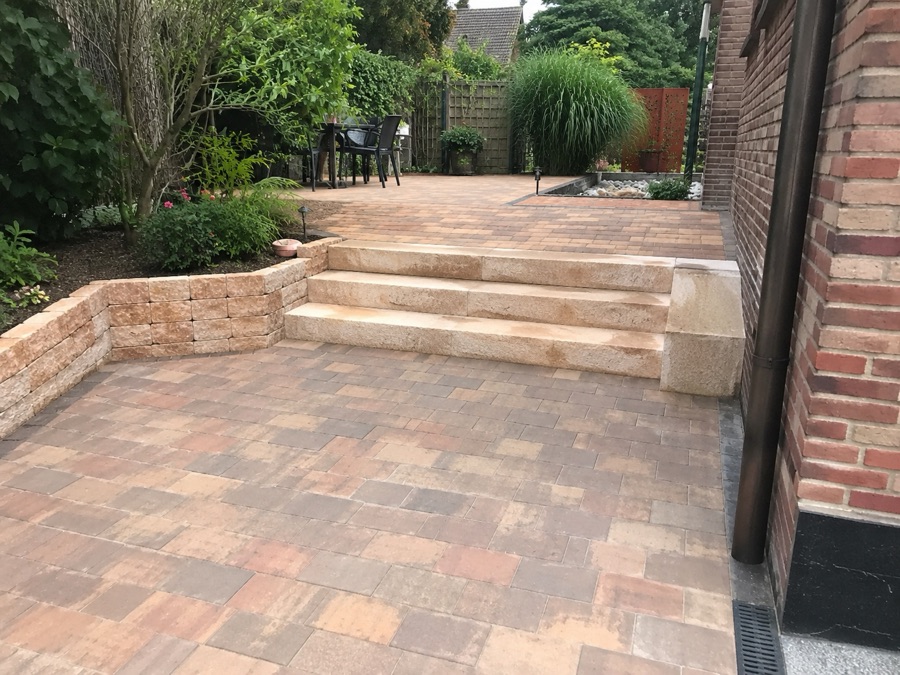 Terrasse und Pflasterweg mit hochwertiger Materialwirkung