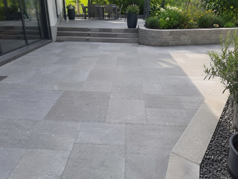 Terrasse mit Natursteinoptik und sauberer Wegeführung