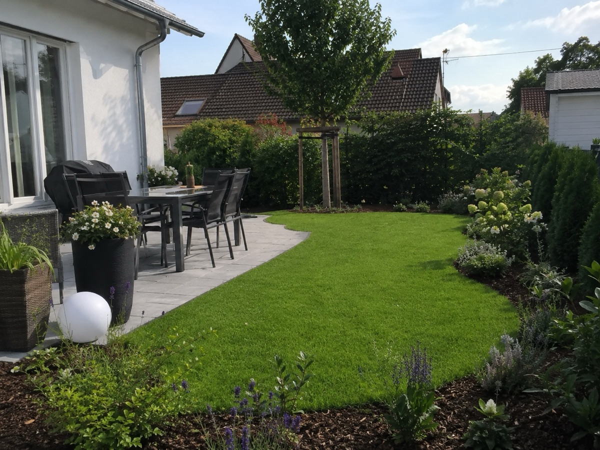Privater Garten mit Terrasse und gepflegten Pflanzflächen